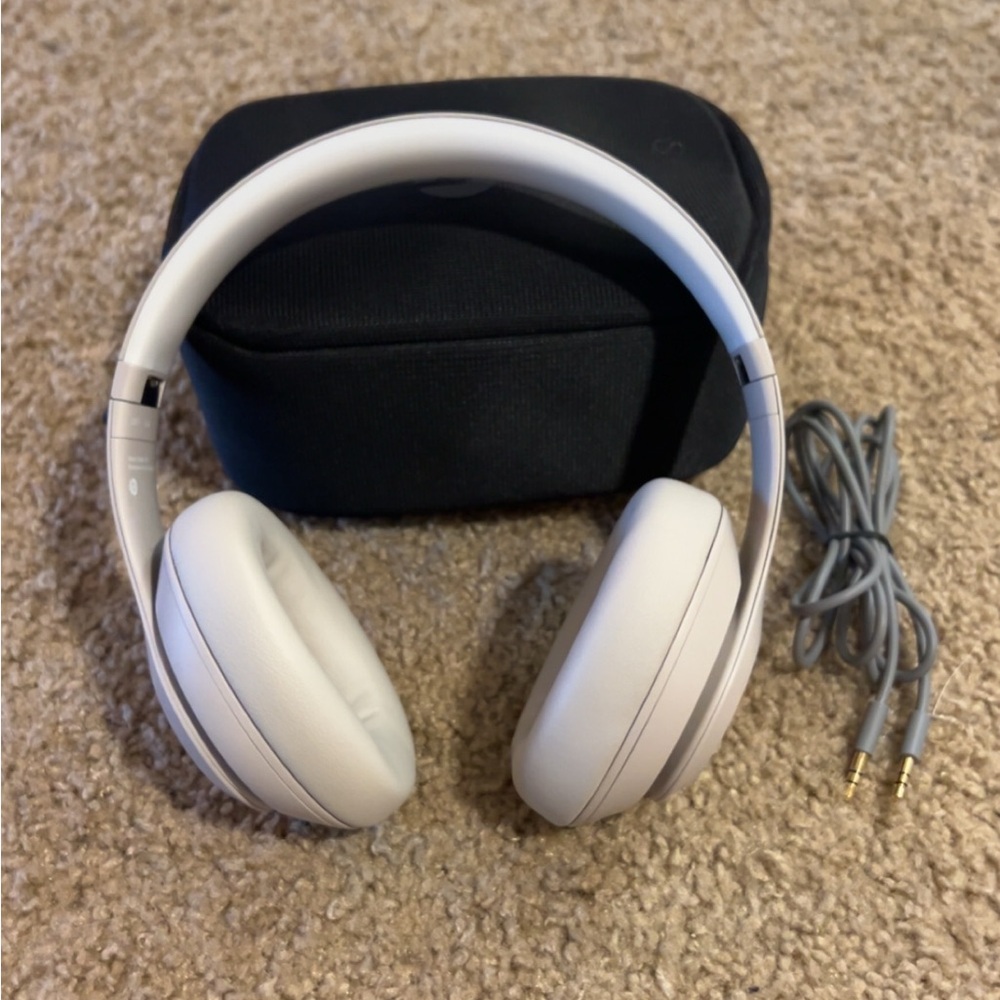 Beats by Dre Over-Ear Studio Pros - Gray - Picture 3 of 6